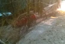 После снега на репинском спуске в Свободном машины снова «слетают» с дороги