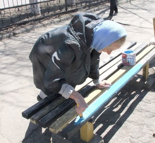 Жительница Свободного за свой счёт красит городские скамейки на центральной площади. Новости