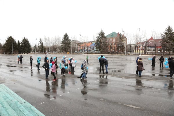 Акция в поддержку «детей дождя» прошла в Свободном при ненастной погоде. Новости