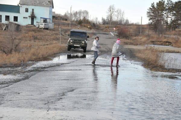 Насыпной мост через речку Бузульку в Свободненском районе вновь стал причиной затопления села. Новости