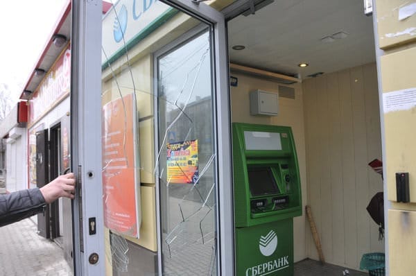 Уличные банкоматы в Свободном периодически подвергаются нападениям вандалов. Новости