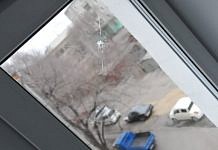 Неизвестные обстреляли окна квартиры в Свободном
