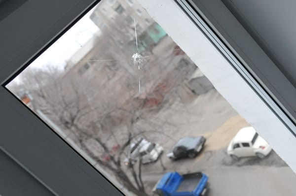 Неизвестные обстреляли окна квартиры в Свободном. Новости