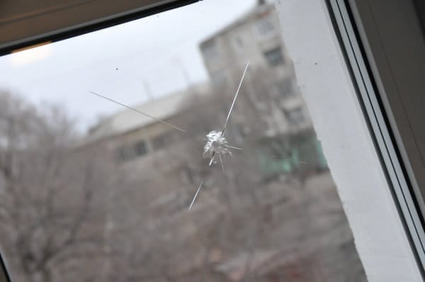 Неизвестные обстреляли окна квартиры в Свободном. Новости