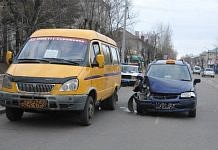 На центральной улице Свободного такси-иномарка врезалась в маршрутку «Газель»