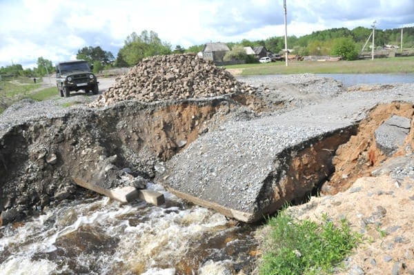Ситуацию с размытым мостом в Свободненском районе взяло на контроль областное министерство. Новости