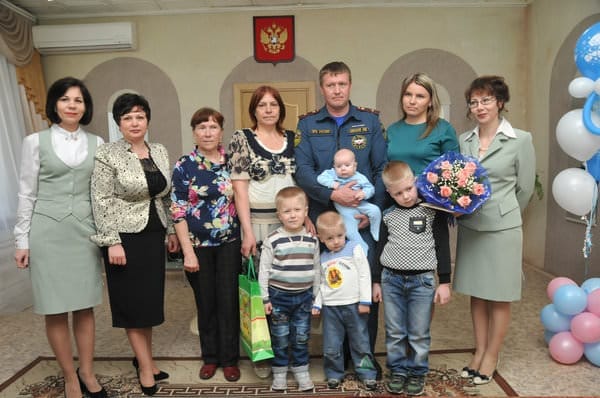 В Международный день семьи маленьким свободненцам вручили почётный знак «Рождённому в Приамурье». Новости