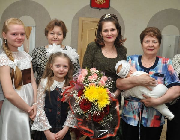 В Международный день семьи маленьким свободненцам вручили почётный знак «Рождённому в Приамурье». Новости