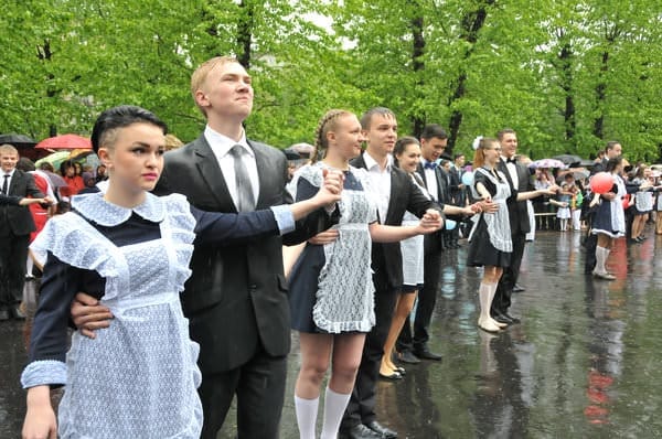 Школьный вальс под проливным дождём танцевали гимназисты в Свободном. Новости
