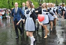 Школьный вальс под проливным дождём танцевали гимназисты в Свободном