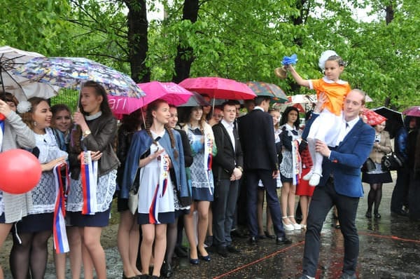Школьный вальс под проливным дождём танцевали гимназисты в Свободном. Новости