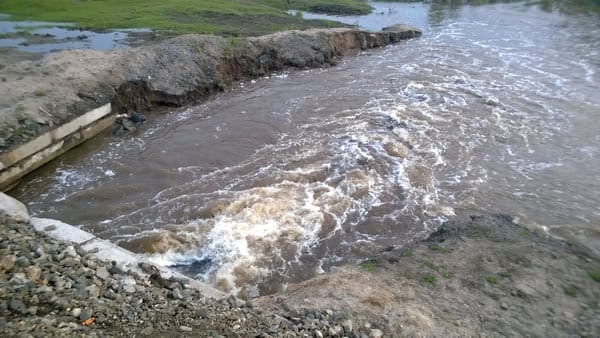 Мост через речку в Свободнеском районе вновь стал «сползать» под напором воды. Новости