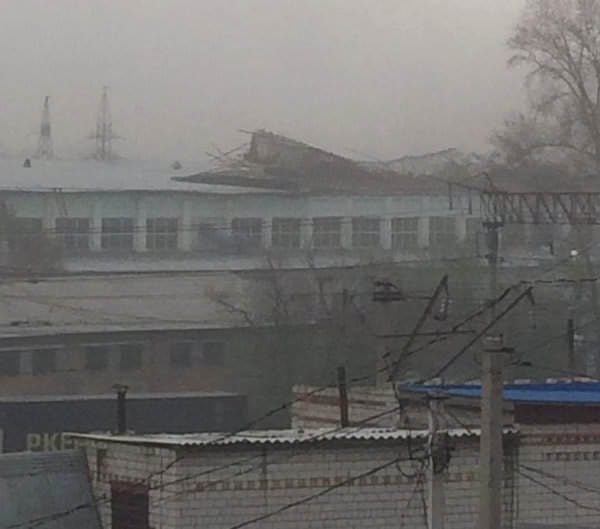 Шквалистый ветер сорвал крышу со здания завода в Свободном и принёс долгожданный дождь. Новости