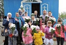 Прихожанкам свободненского храма в День памяти жён-мироносиц подарили по цветку