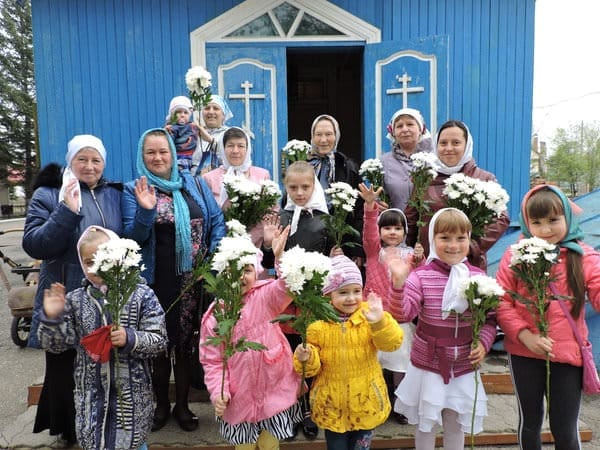 Прихожанкам свободненского храма в День памяти жён-мироносиц подарили по цветку. Новости