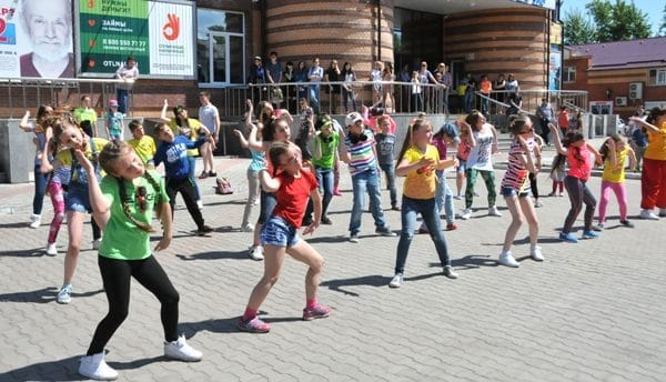 Вечерний праздник детства на центральной площади собрал сотни свободненцев разных возрастов. Новости