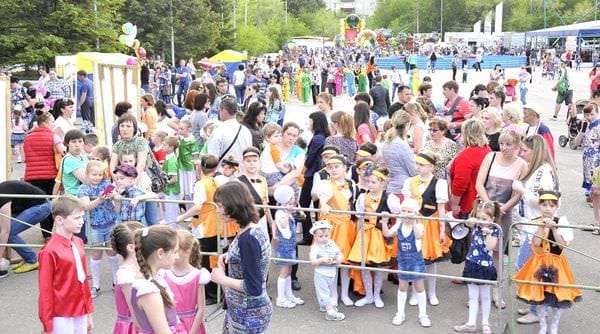Вечерний праздник детства на центральной площади собрал сотни свободненцев разных возрастов. Новости