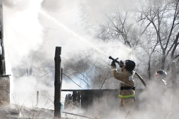 Один сельский дом в Свободненском районе сгорел полностью, другой - удалось спасти. Новости