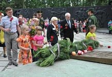 В День памяти и скорби свободненцы несли к памятнику Солдату цветы и…яблоки