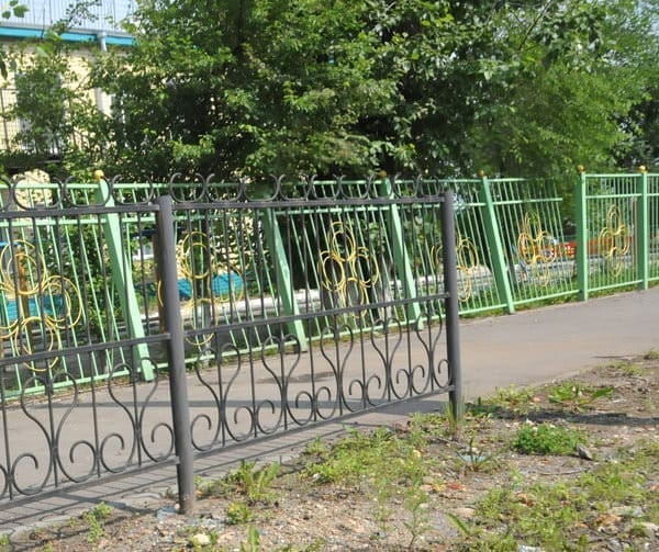 Водитель иномарки «помял» забор детского сада в Свободном. Новости