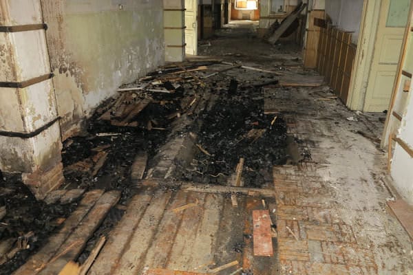 Внутри горевшего в Свободном бывшего Дома офицеров следов взрыва нет. Новости