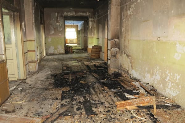Внутри горевшего в Свободном бывшего Дома офицеров следов взрыва нет. Новости