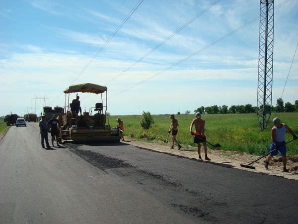 В Свободненском районе продолжается ремонт дороги до села Новгородка