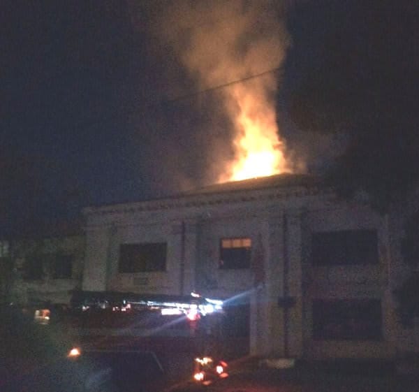 Здание бывшего Дома офицеров в Свободном вспыхнуло после сильного хлопка. Новости