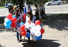 Волонтёры раздавали свободненцам в День флага России шары и ленты цветов триколора