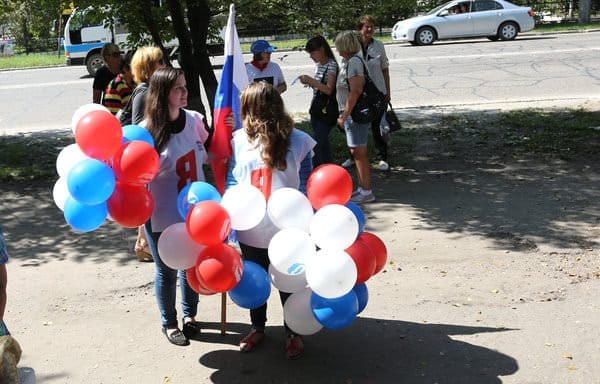 Волонтёры раздавали свободненцам в День флага России шары и ленты цветов триколора. Новости