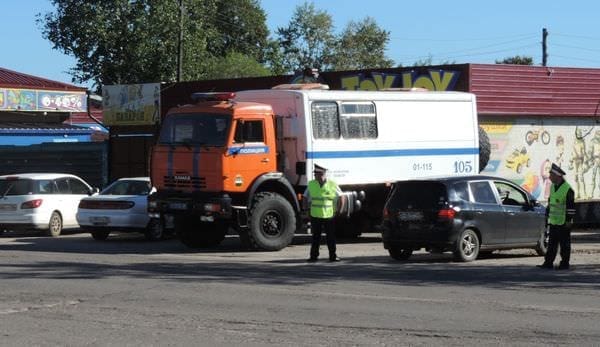 «КамАЗ» с полицейскими из области прибыл в Свободный для массовой проверки водителей. Новости