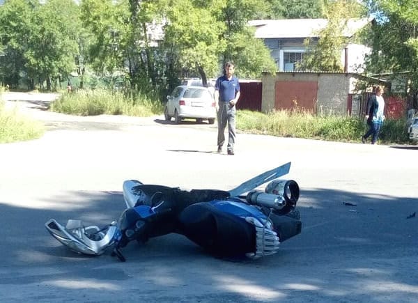 Мотоциклиста на дороге в Свободном выбило из «седла» при столкновении с Тойотой. Новости