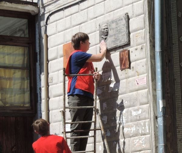 Молодые волонтёры привели в порядок мемориальные доски на зданиях Свободного. Новости