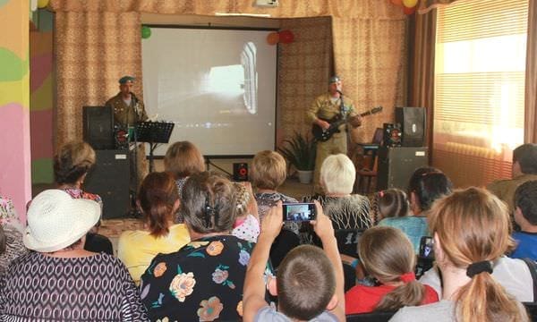 Группа «Ростов» исполнила военные песни для жителей села в Свободненском районе