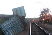 На участке Свободненского региона железной дороги штормовой ветер опрокинул 7 грузовых контейнеров
