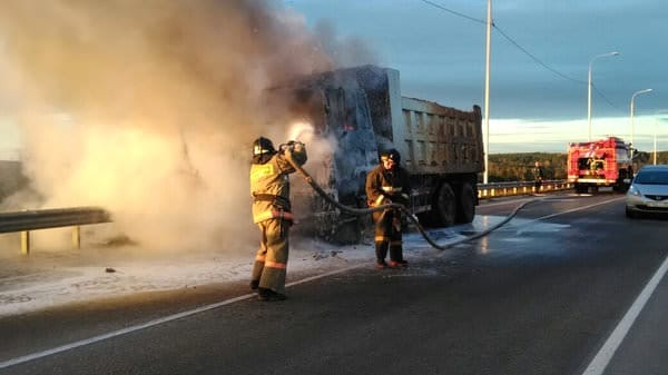 Водитель сгоревшего на трассе под Свободным грузовика чудом успел спастись. Новости