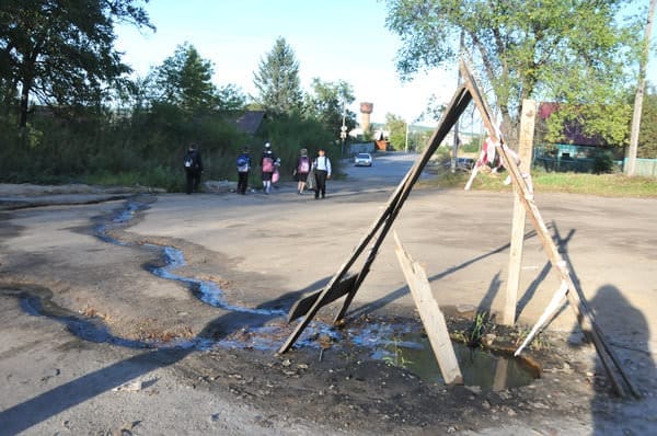 Школу на окраине Свободного окружили неисправные канализационные колодцы. Новости