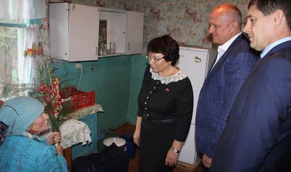 Жительнице амурского села Москвитино вручили поздравительные телеграммы от Президента и губернатора