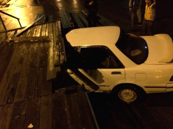 Автомобиль ночного гонщика врезался в сцену на центральной площади Свободного. Новости