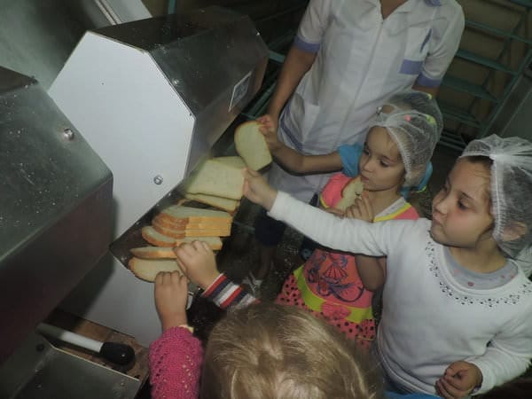 Дети из воскресной школы Свободного побывали на экскурсии в пекарне. Новости