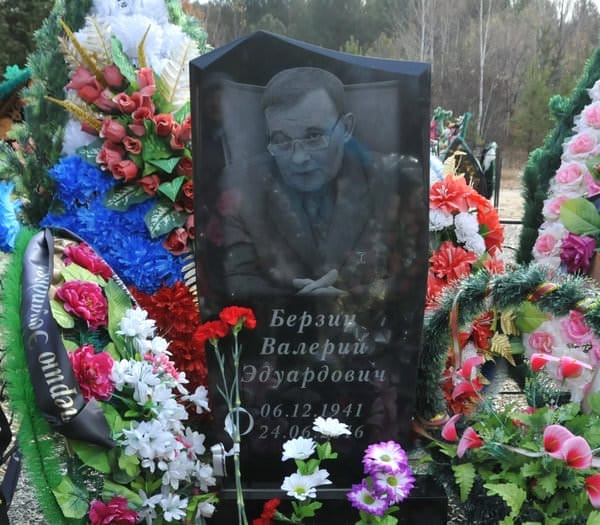 Бывшему мэру Свободного Валерию Берзину установили памятник на могиле. Новости
