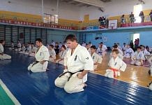 Свободный собрал на Всероссийскую акцию «Зарядка с чемпионом» каратистов со всей области