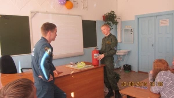 В Углегорске пожарные и полицейские провели для школьников урок безопасности