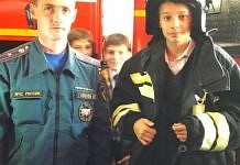 Свободненским школьникам разрешили примерить боевую форму пожарных