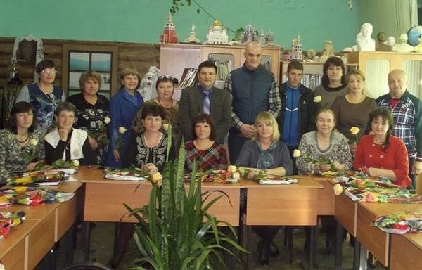 Депутат Заксобрания приехал в свободненское село с поздравлениями учителям. Новости