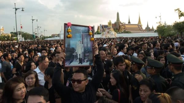 В дни траура по королю Пхумипону в Таиланде туристам советуют уважать местные обычаи. Новости