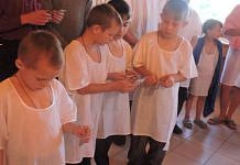 Групповое крещение детей-сирот прошло в Свято-Никольском храме Свободного