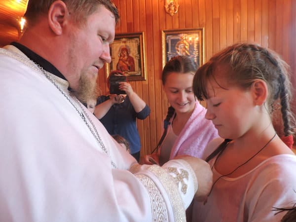 Групповое крещение детей-сирот прошло в Свято-Никольском храме Свободного. Новости