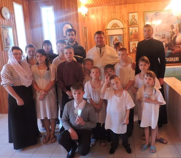 Групповое крещение детей-сирот прошло в Свято-Никольском храме Свободного. Новости