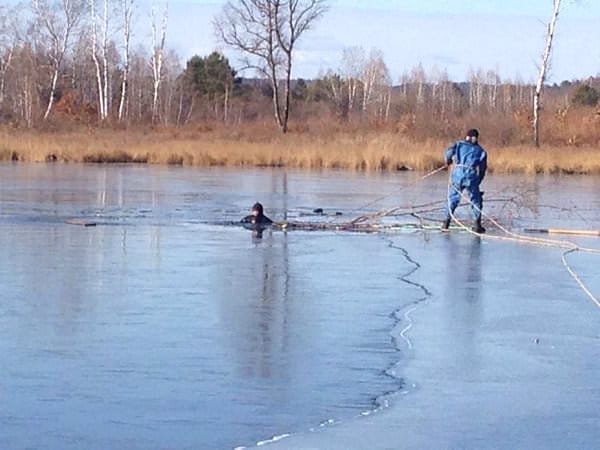 Рыбак из Свободного провалился под лёд на озере около села Бардагон. Новости